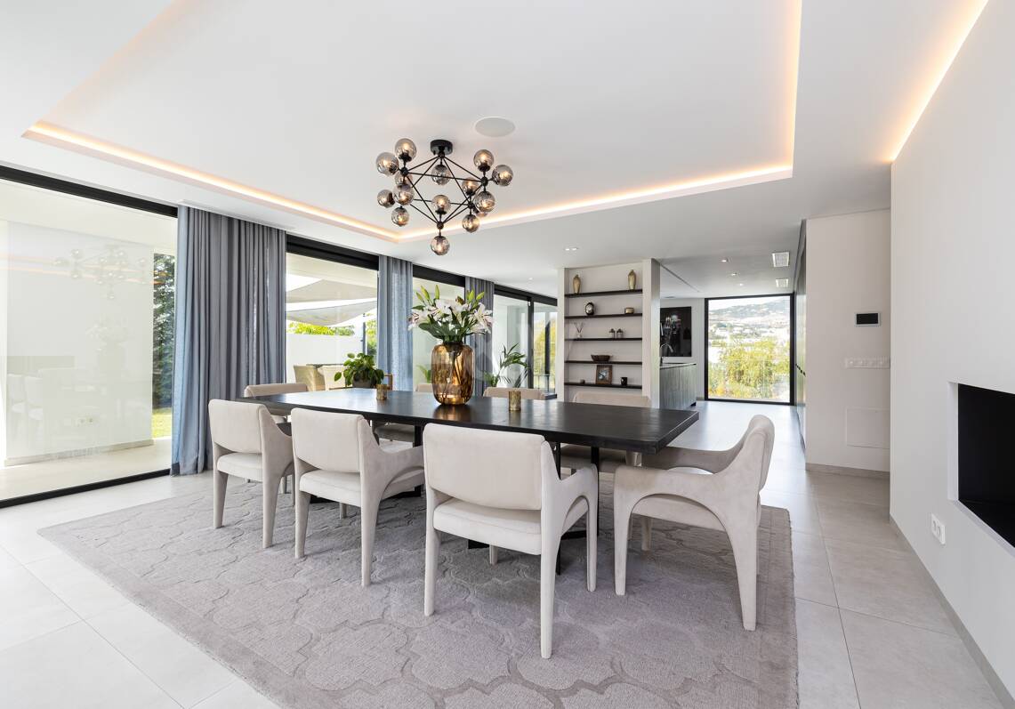 Moderne Familienvilla in Los Naranjos Golf in einer abgeschlossenen Wohnanlage in Nueva Andalucia