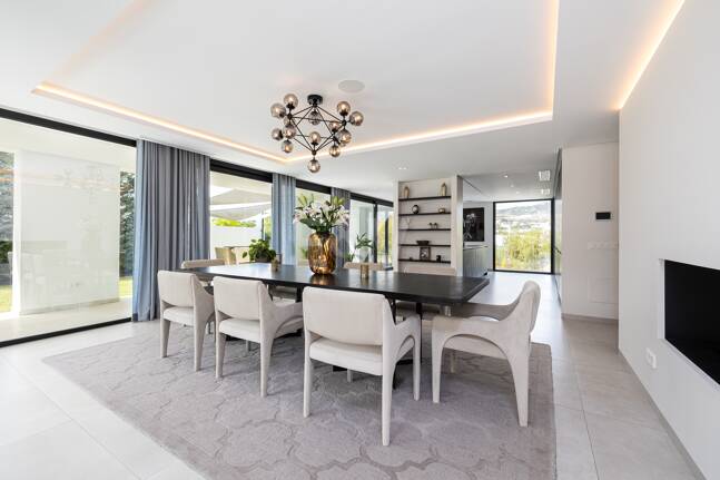 Modern Family Villa i Los Naranjos Golf inom en gated community