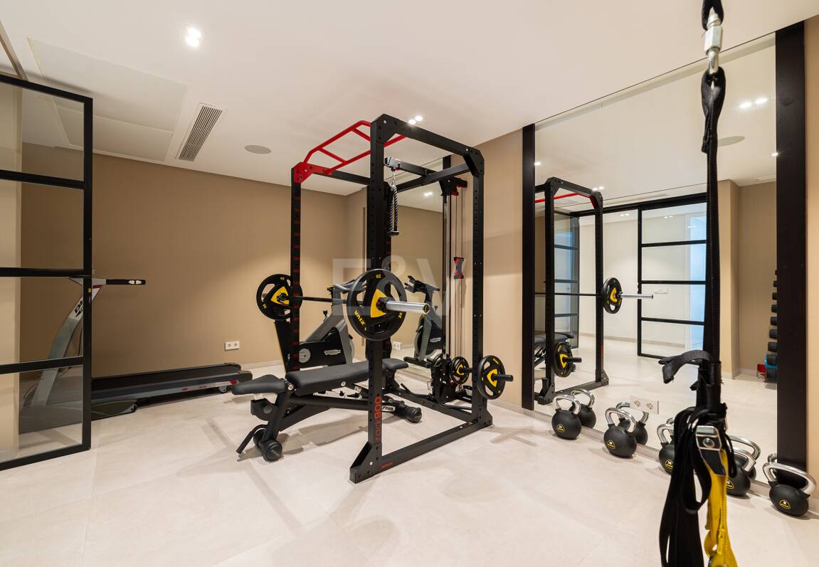 Modern Family Villa i Los Naranjos Golf inom en gated community