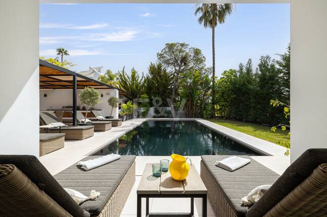 Modern Family Villa i Los Naranjos Golf inom en gated community