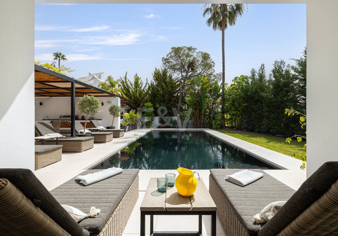 Moderne Familienvilla in Los Naranjos Golf in einer abgeschlossenen Wohnanlage in Nueva Andalucia