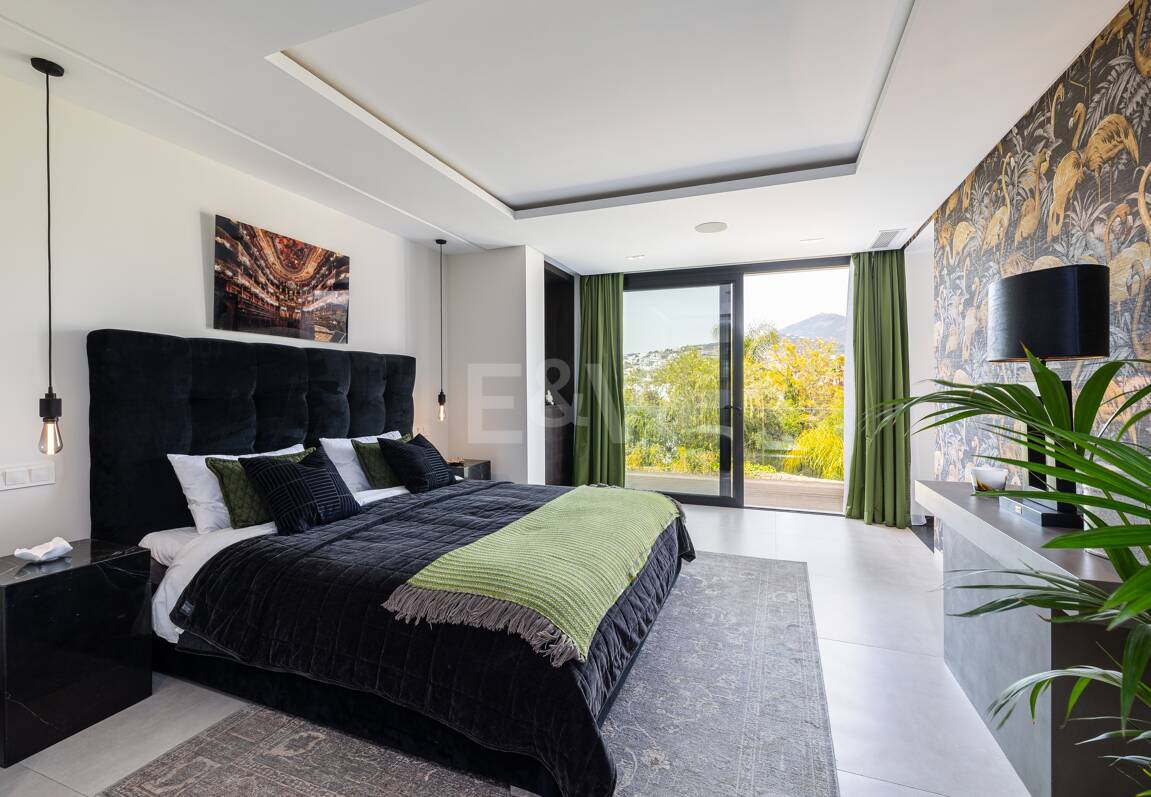 Modern Family Villa i Los Naranjos Golf inom en gated community