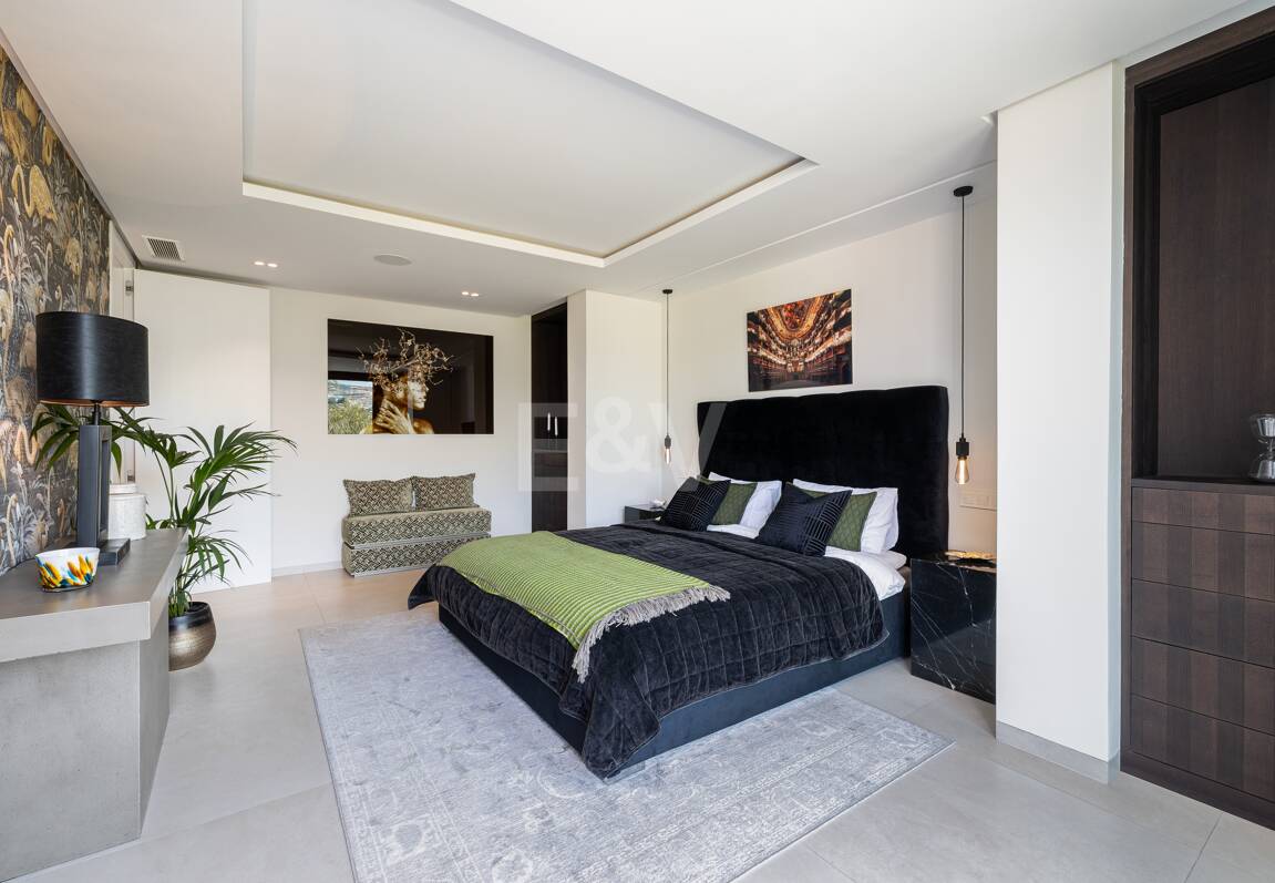 Modern Family Villa i Los Naranjos Golf inom en gated community