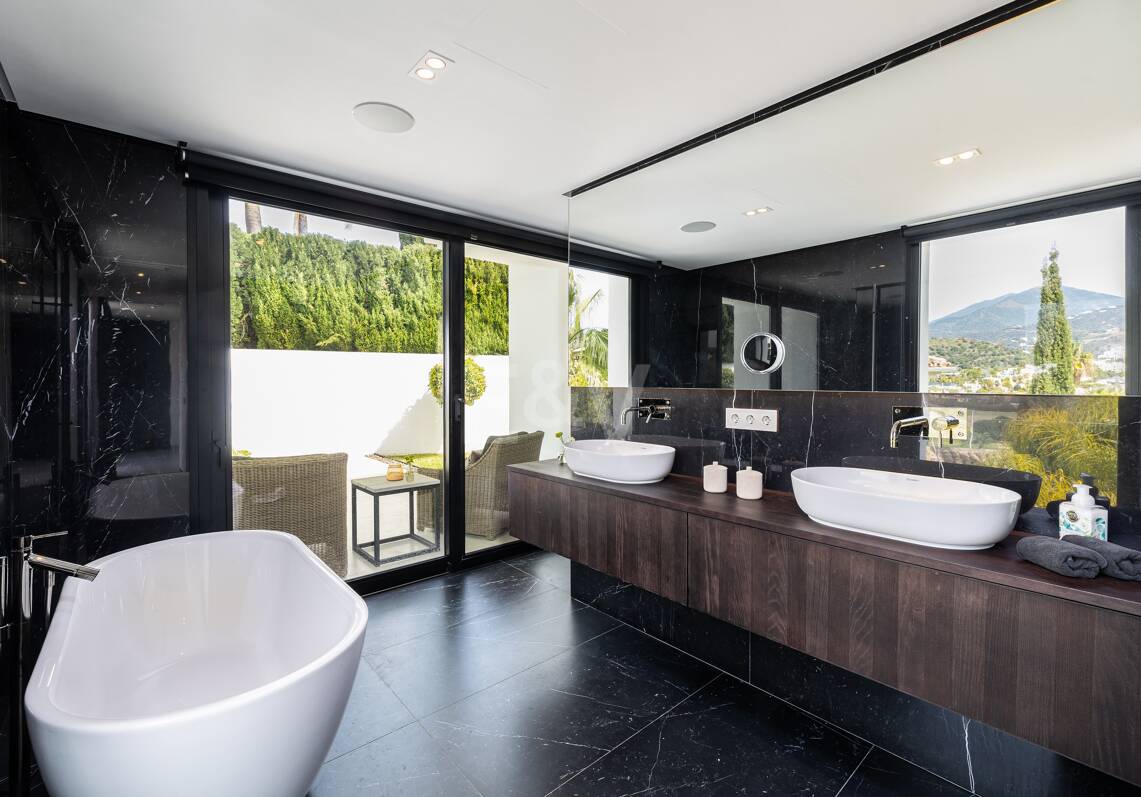 Moderne Familienvilla in Los Naranjos Golf in einer abgeschlossenen Wohnanlage in Nueva Andalucia