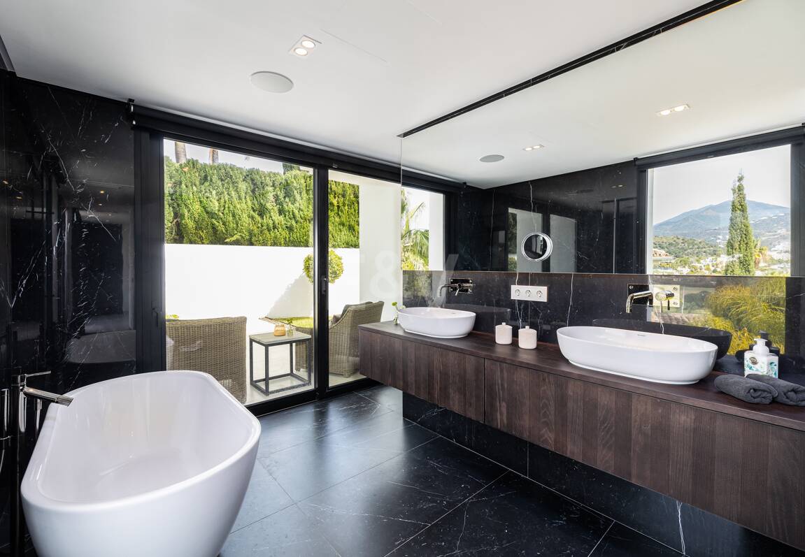 Modern Family Villa i Los Naranjos Golf inom en gated community