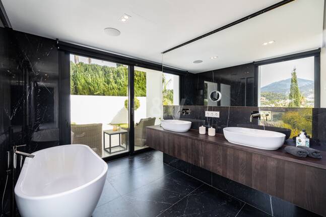 Modern Family Villa i Los Naranjos Golf inom en gated community