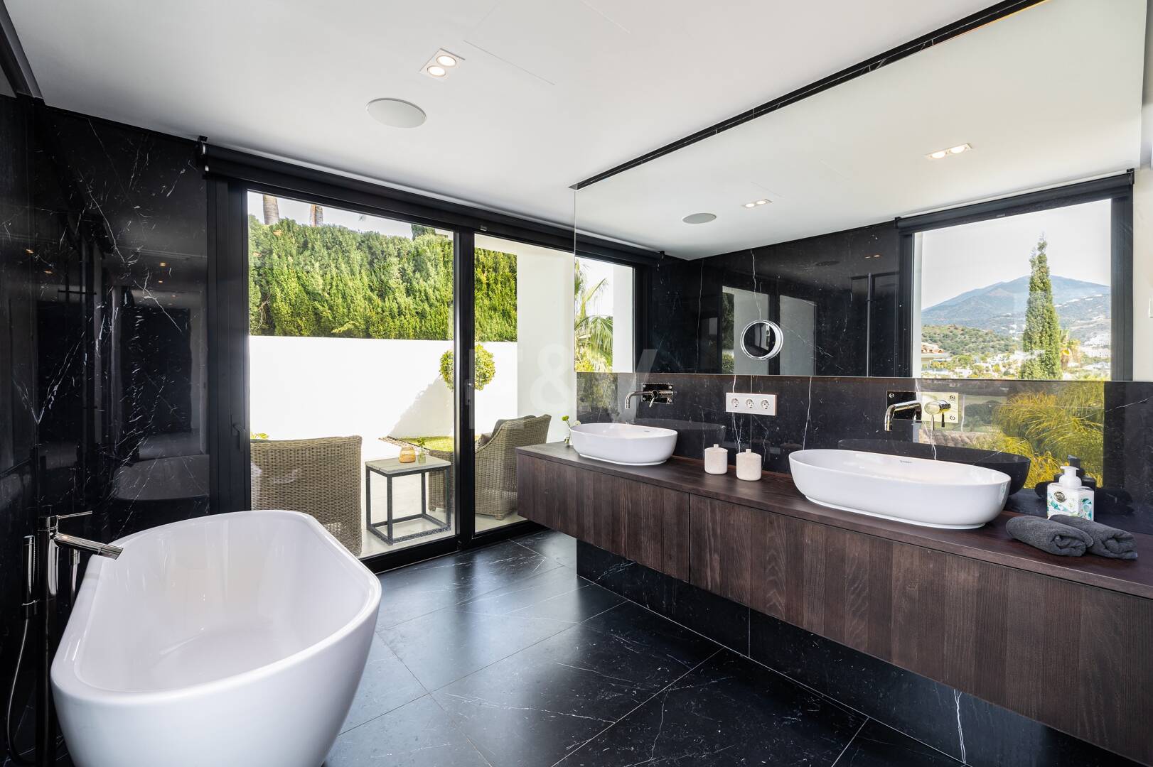 Modern Family Villa i Los Naranjos Golf inom en gated community