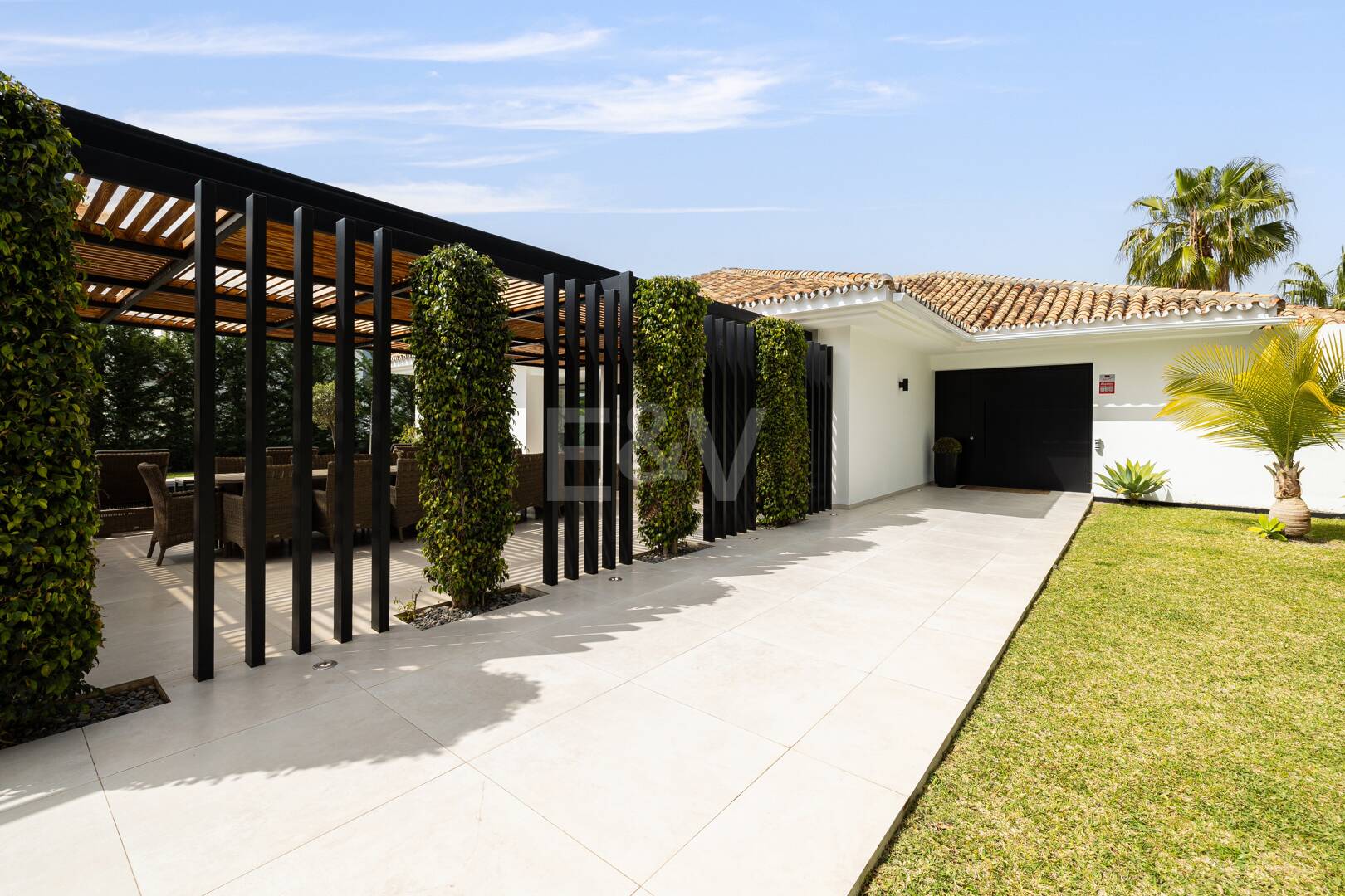 Modern Family Villa i Los Naranjos Golf inom en gated community