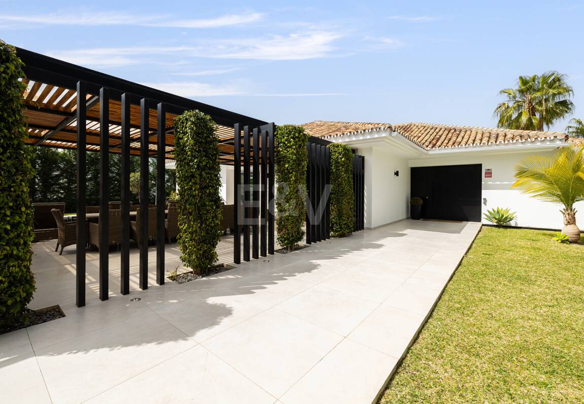 Modern Family Villa i Los Naranjos Golf inom en gated community