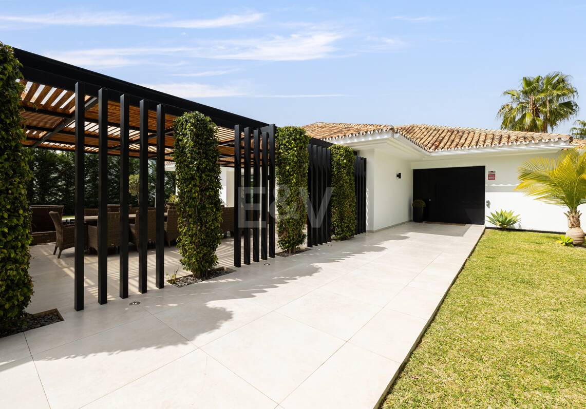 Moderne Familienvilla in Los Naranjos Golf in einer abgeschlossenen Wohnanlage in Nueva Andalucia