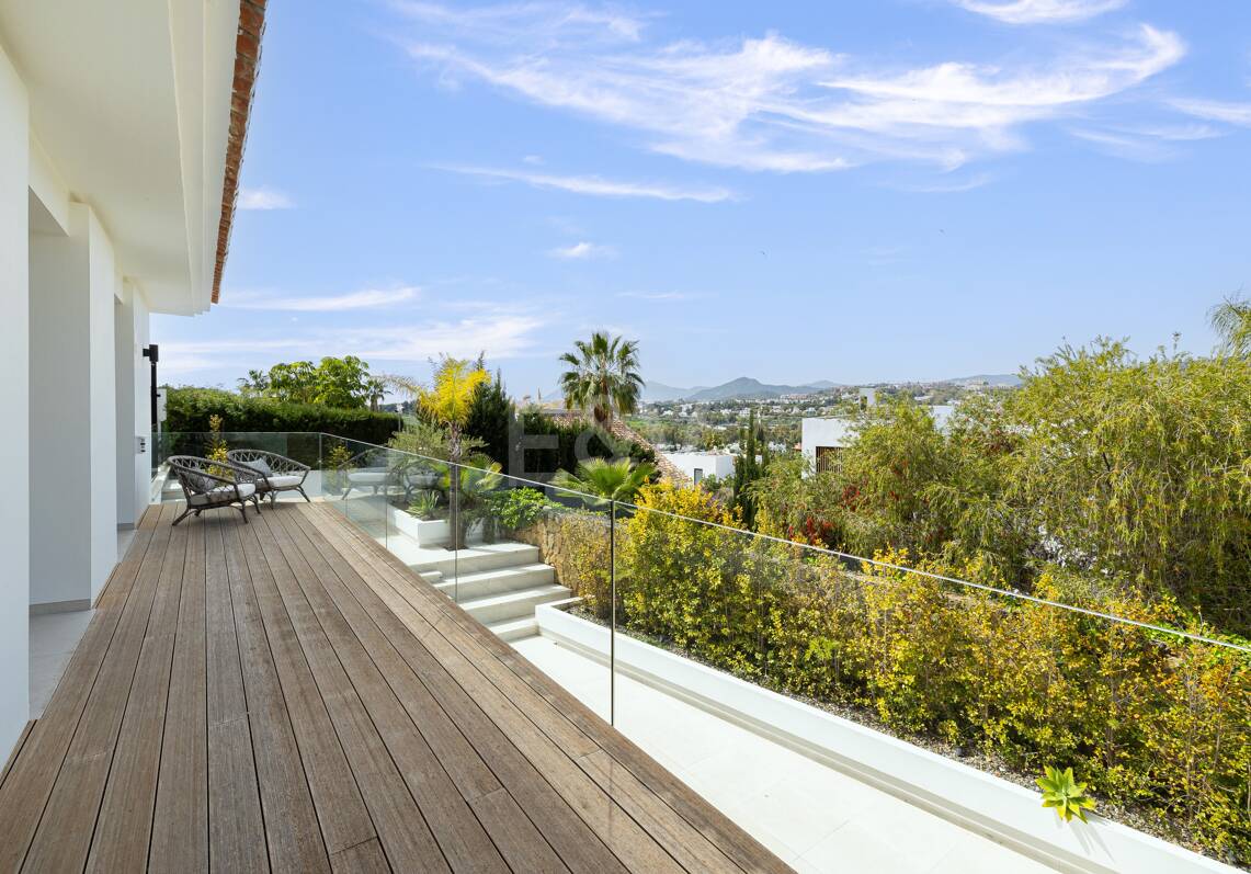 Moderne Familienvilla in Los Naranjos Golf in einer abgeschlossenen Wohnanlage in Nueva Andalucia