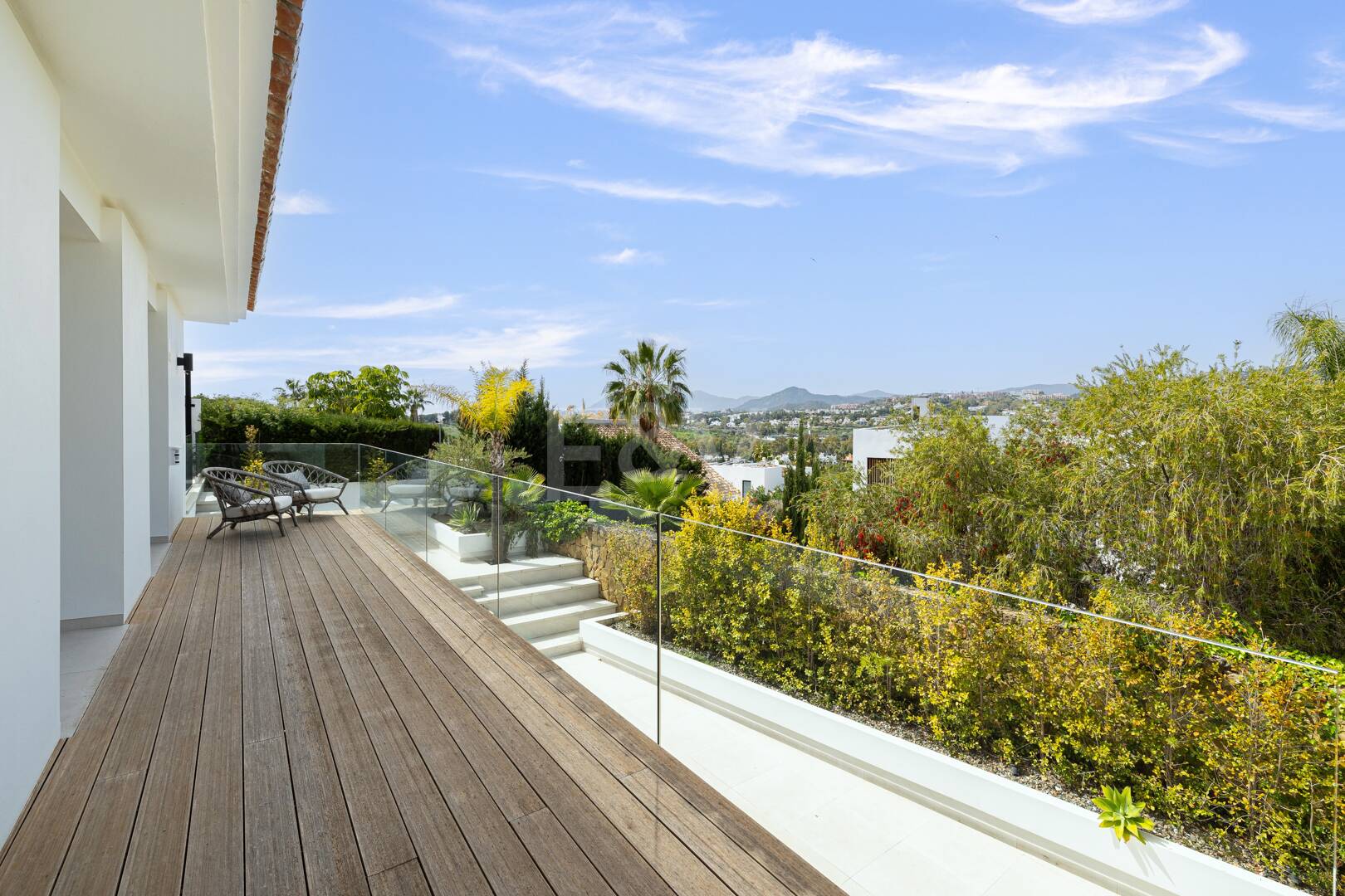 Modern Family Villa i Los Naranjos Golf inom en gated community