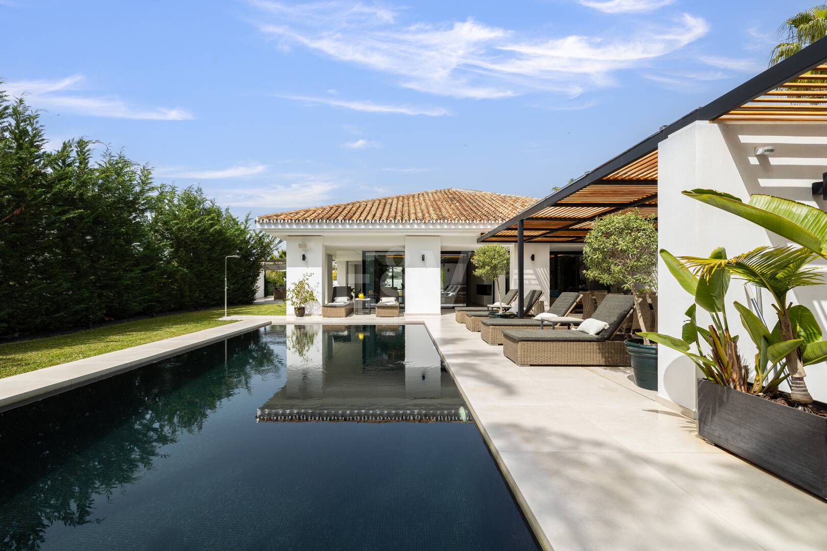 Modern Family Villa i Los Naranjos Golf inom en gated community