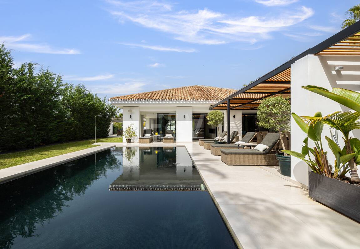 Modern Family Villa i Los Naranjos Golf inom en gated community