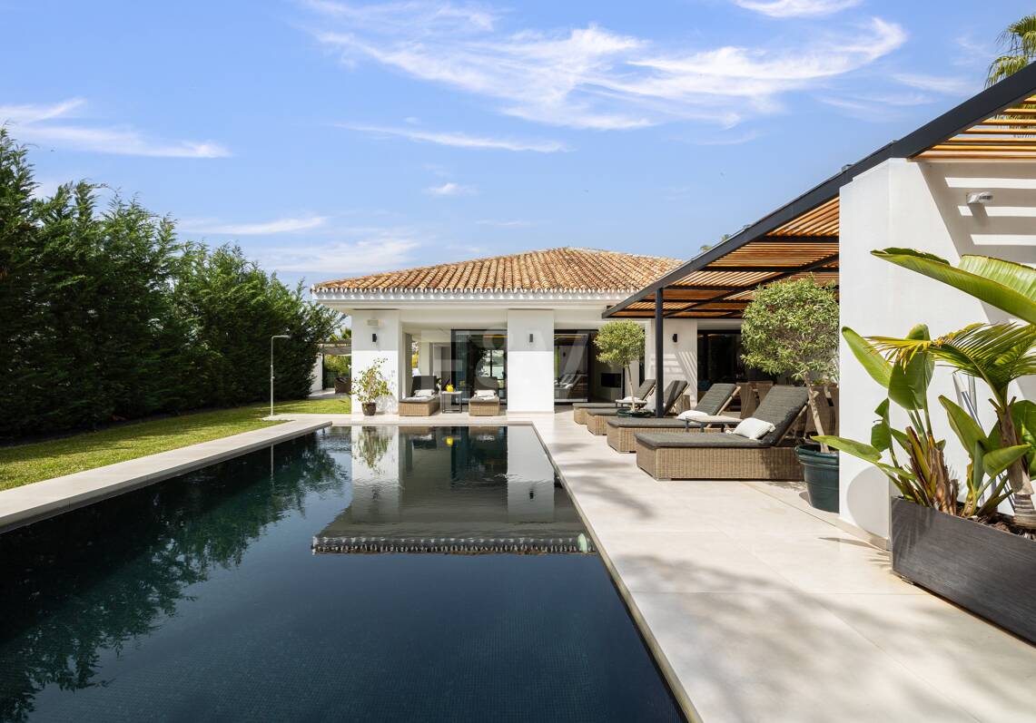 Moderne Familienvilla in Los Naranjos Golf in einer abgeschlossenen Wohnanlage in Nueva Andalucia