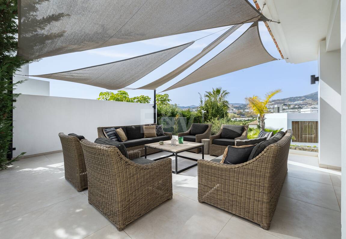 Modern Family Villa i Los Naranjos Golf inom en gated community