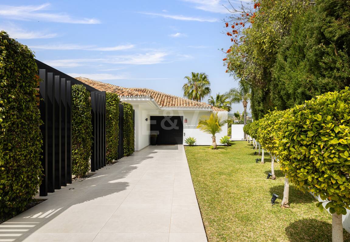 Modern Family Villa i Los Naranjos Golf inom en gated community