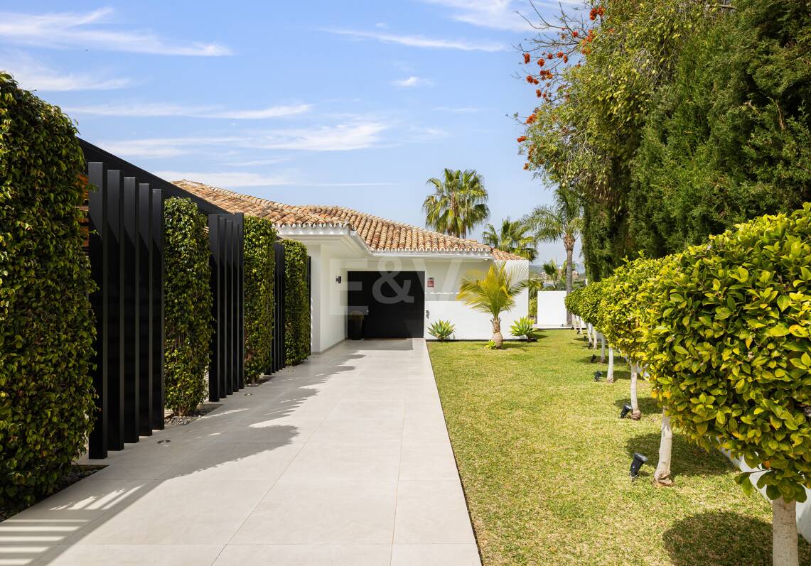 Moderne Familienvilla in Los Naranjos Golf in einer abgeschlossenen Wohnanlage in Nueva Andalucia