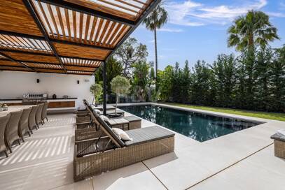 Modern Family Villa i Los Naranjos Golf inom en gated community