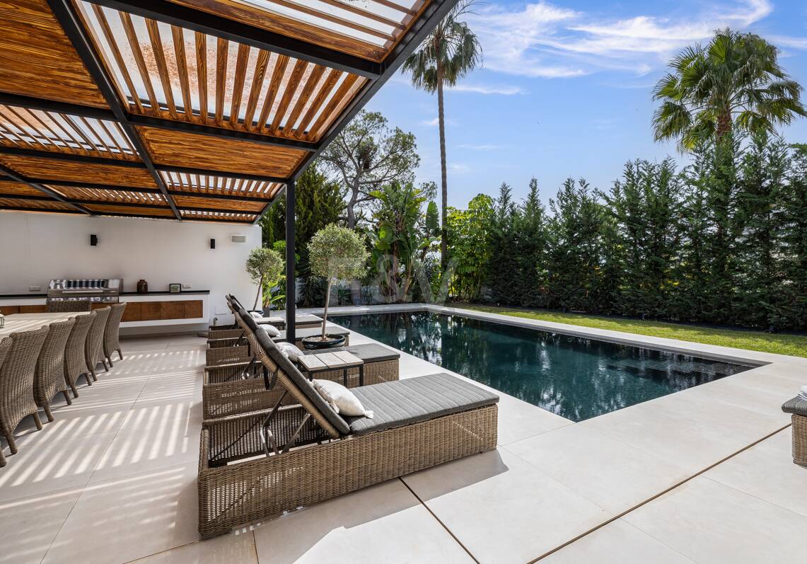 Moderne Familienvilla in Los Naranjos Golf in einer abgeschlossenen Wohnanlage in Nueva Andalucia