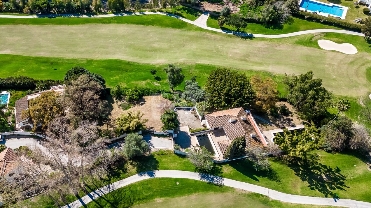 Exquisito terreno único en primera línea de golf en Guadalmina