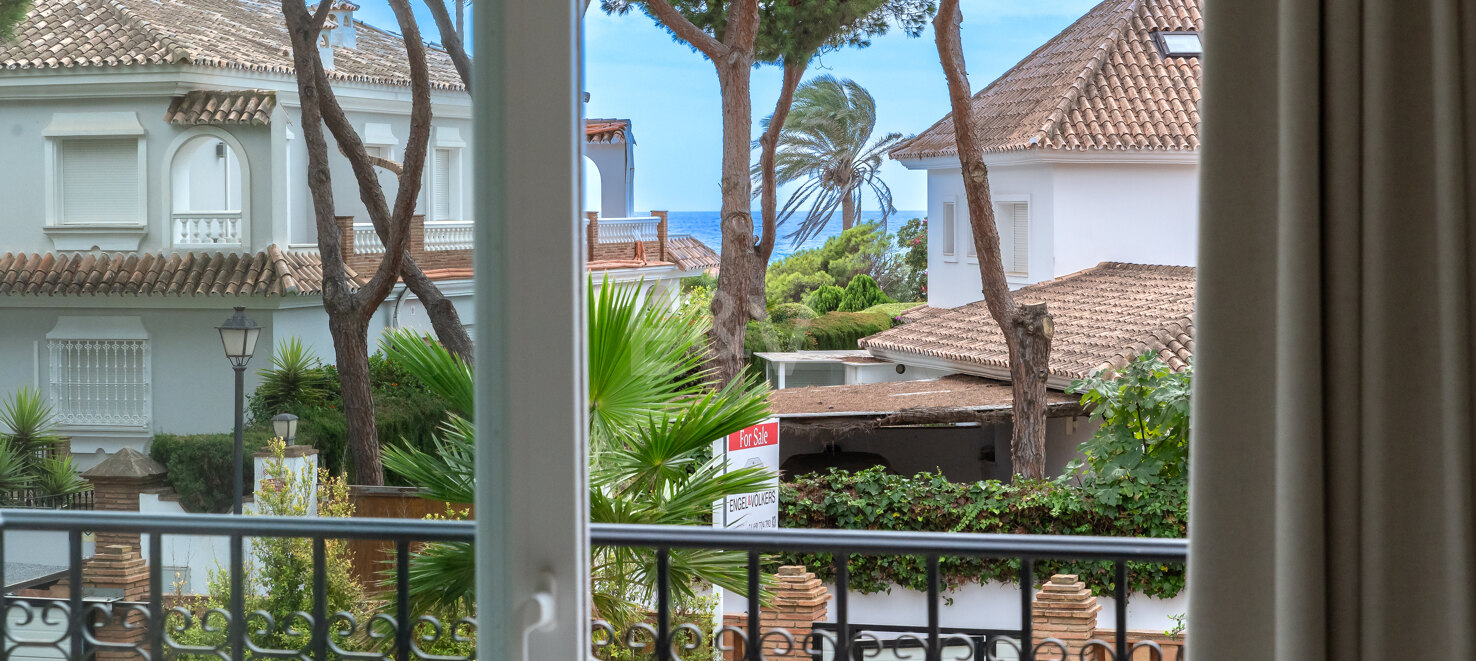 Espaciosa Villa en Segunda Línea de Playa en Elviria