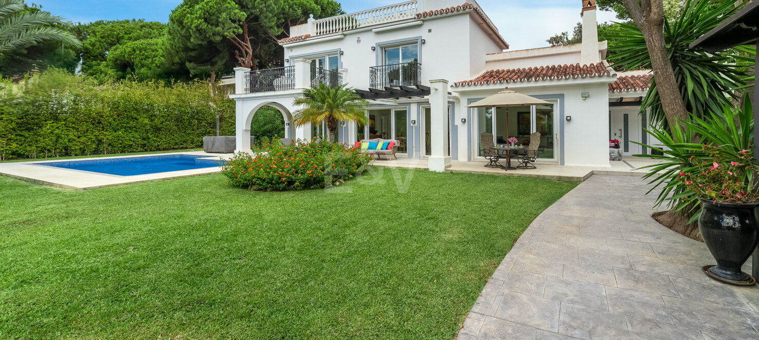 Espaciosa Villa en Segunda Línea de Playa en Elviria