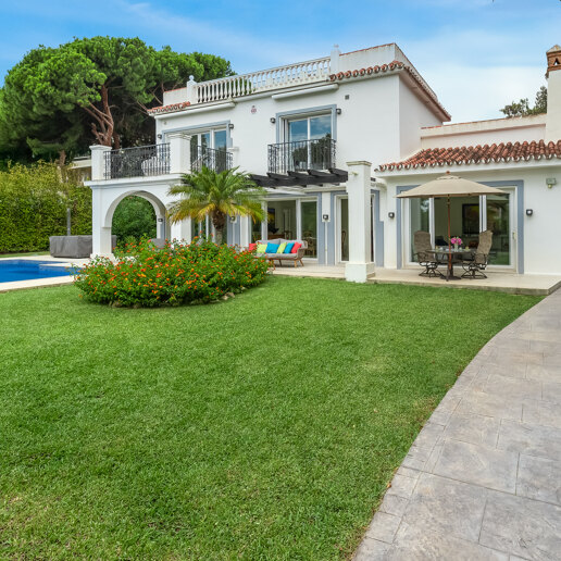 Espaciosa Villa en Segunda Línea de Playa en Elviria