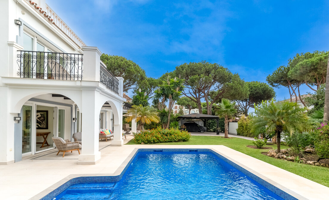 Espaciosa Villa en Segunda Línea de Playa en Elviria