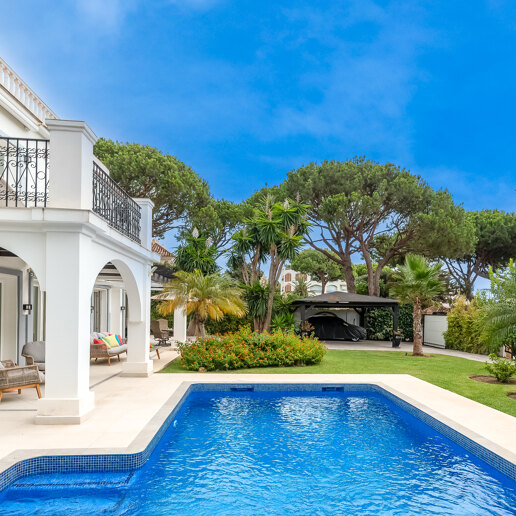 Espaciosa Villa en Segunda Línea de Playa en Elviria