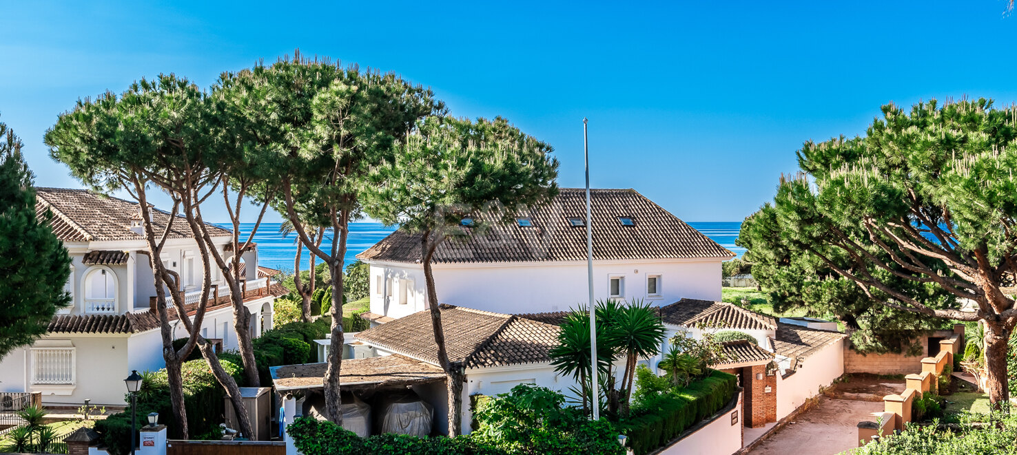 Espaciosa Villa en Segunda Línea de Playa en Elviria