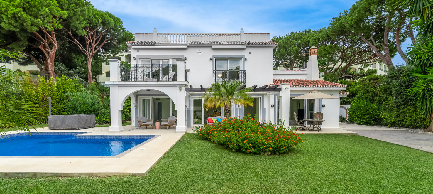 Espaciosa Villa en Segunda Línea de Playa en Elviria