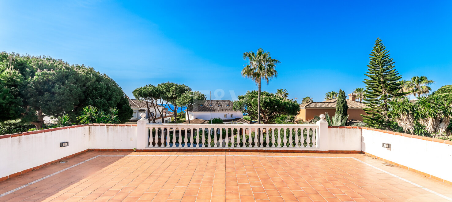 Espaciosa Villa en Segunda Línea de Playa en Elviria