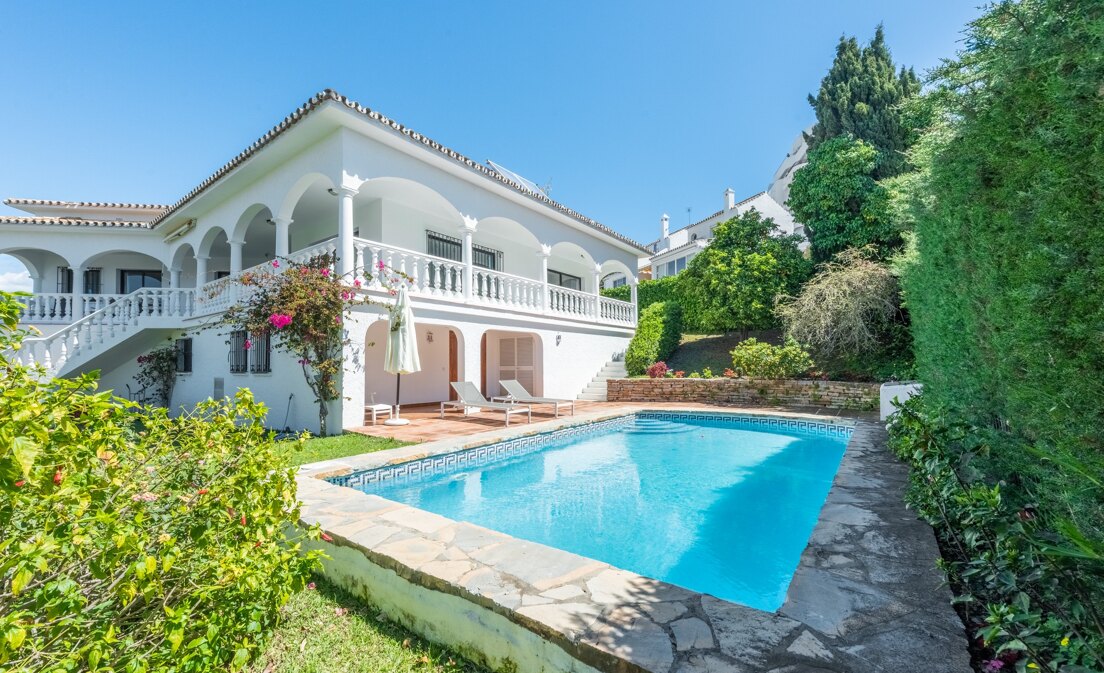 Wunderschöne Villa in der exklusiven Gegend von Guadalmina, nahe dem Golfplatz.