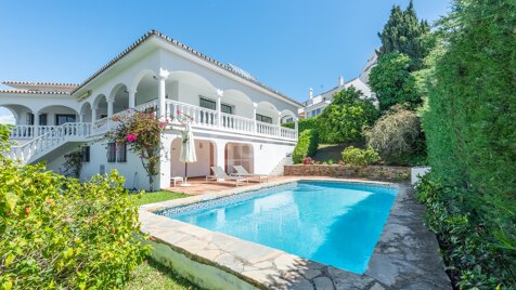 Wunderschöne Villa in der exklusiven Gegend von Guadalmina, nahe dem Golfplatz.