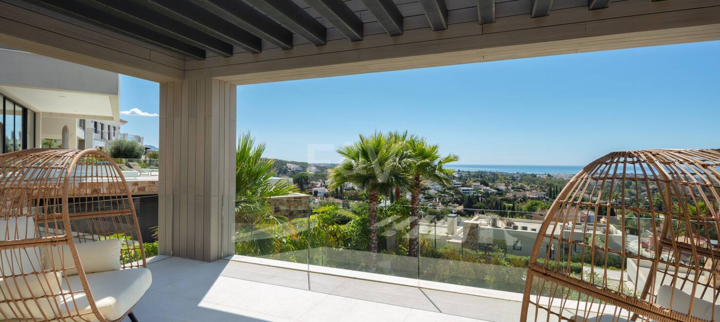 Zeitgenössische Villa in Nueva Andalucia mit Meer- und Bergblick