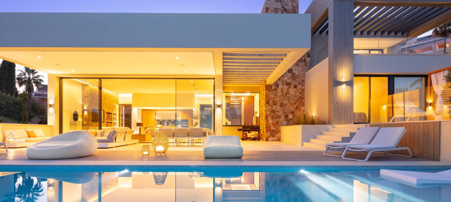 Zeitgenössische Villa in Nueva Andalucia mit Meer- und Bergblick