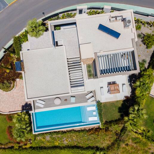 Zeitgenössische Villa in Nueva Andalucia mit Meer- und Bergblick