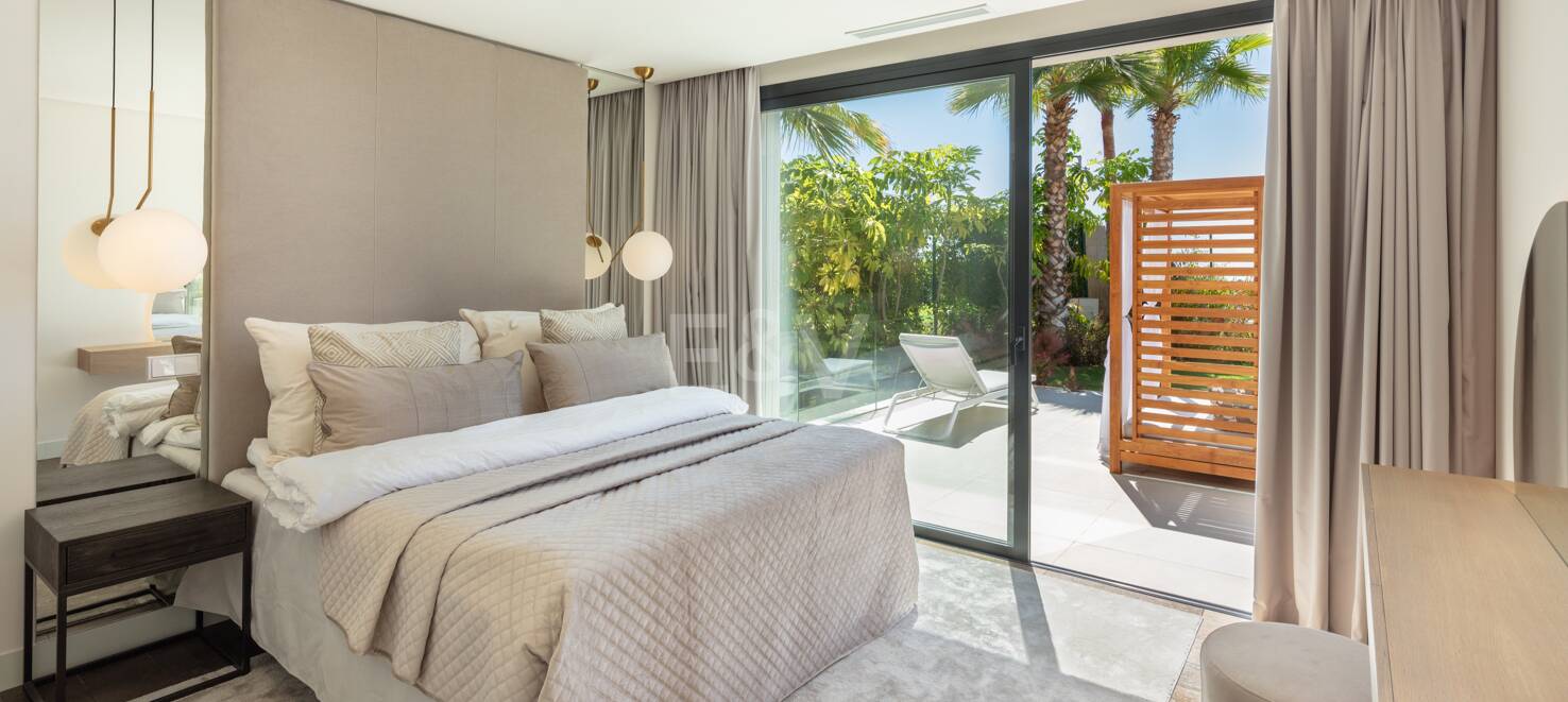 Zeitgenössische Villa in Nueva Andalucia mit Meer- und Bergblick