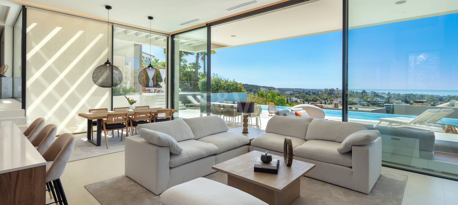 Zeitgenössische Villa in Nueva Andalucia mit Meer- und Bergblick