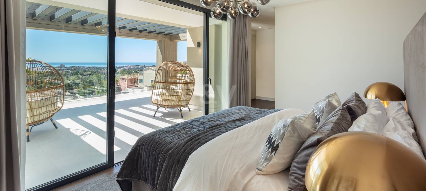 Zeitgenössische Villa in Nueva Andalucia mit Meer- und Bergblick