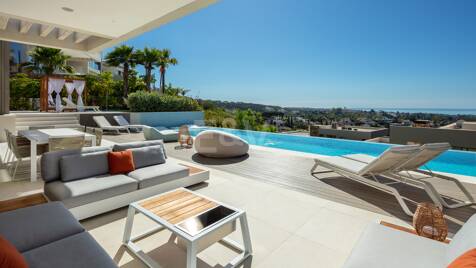Samtida villa i Nueva Andalucia med havs- och bergsutsikt
