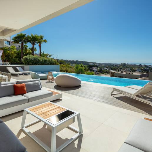 Zeitgenössische Villa in Nueva Andalucia mit Meer- und Bergblick