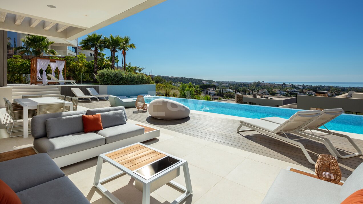 Zeitgenössische Villa in Nueva Andalucia mit Meer- und Bergblick