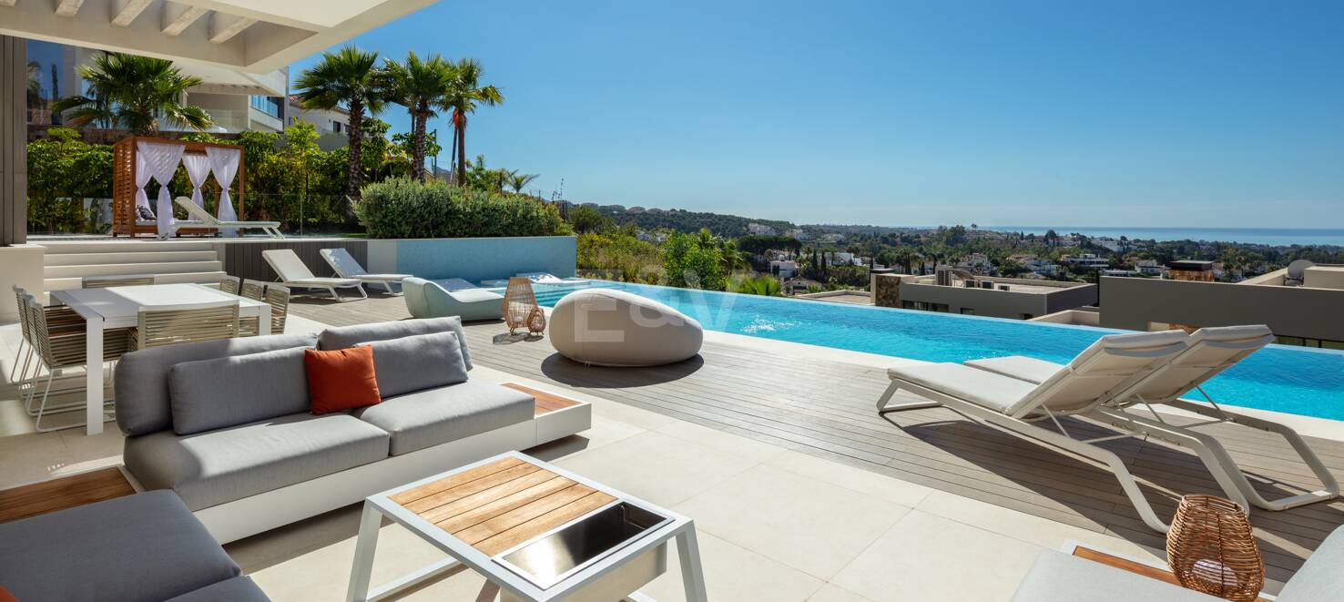 Zeitgenössische Villa in Nueva Andalucia mit Meer- und Bergblick