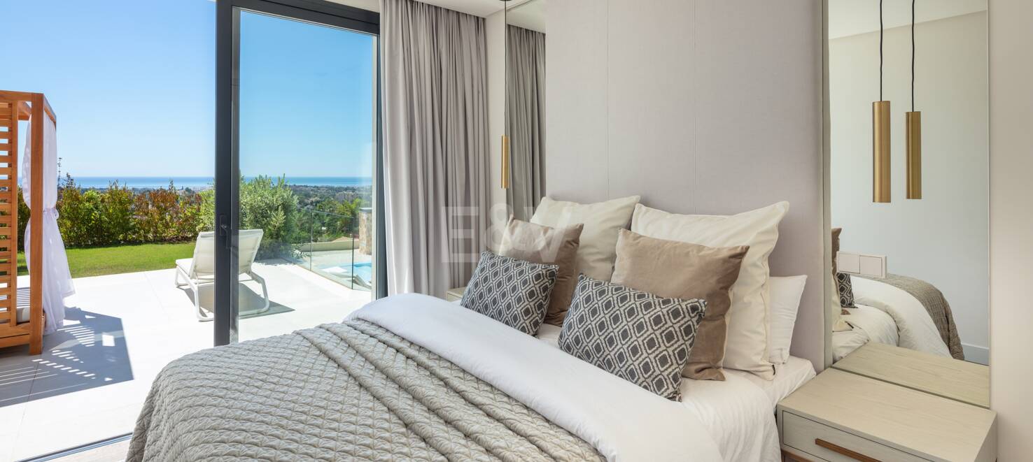Zeitgenössische Villa in Nueva Andalucia mit Meer- und Bergblick