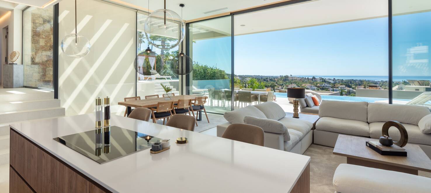 Zeitgenössische Villa in Nueva Andalucia mit Meer- und Bergblick