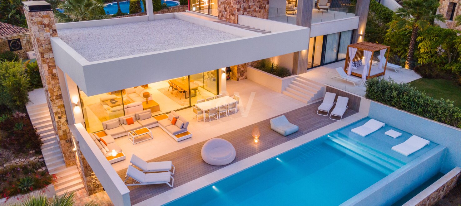 Villa estilo contemporáneo en Nueva Andalucia con vistas mar y monte