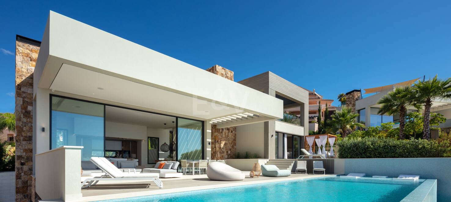 Zeitgenössische Villa in Nueva Andalucia mit Meer- und Bergblick