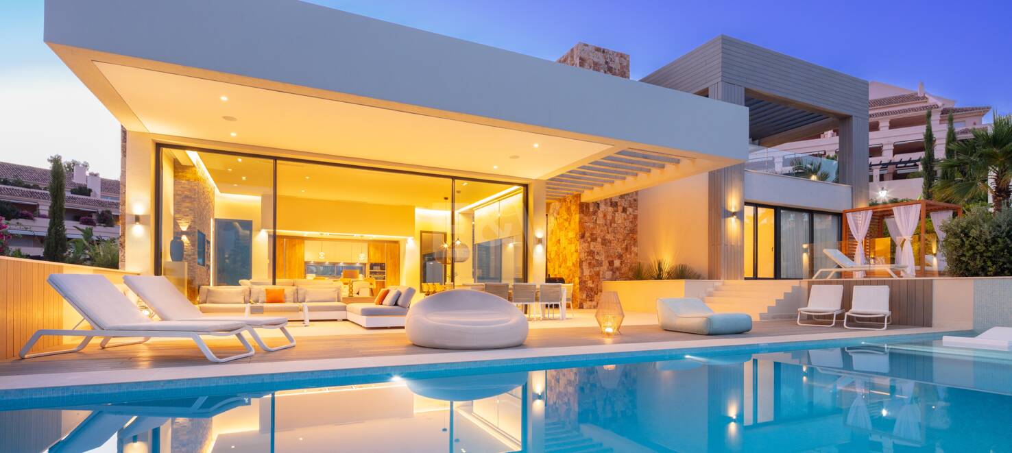 Zeitgenössische Villa in Nueva Andalucia mit Meer- und Bergblick